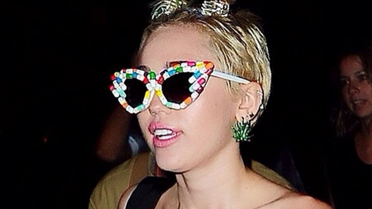 Miley hade rosa glitter och glassar på brösten.